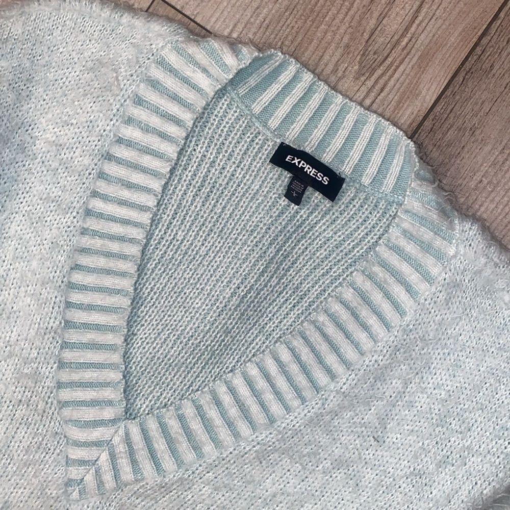 Large EXPRESS NWOT Oversized Furry V Neck Sweater - Picture 2 of 5